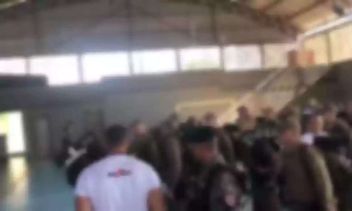 V&iacute;deo nas redes sociais mostra homem fardado desferindo o tapa no rosto de outro agente da PM -  (crédito: Reprodu&ccedil;&atilde;o/Redes sociais)