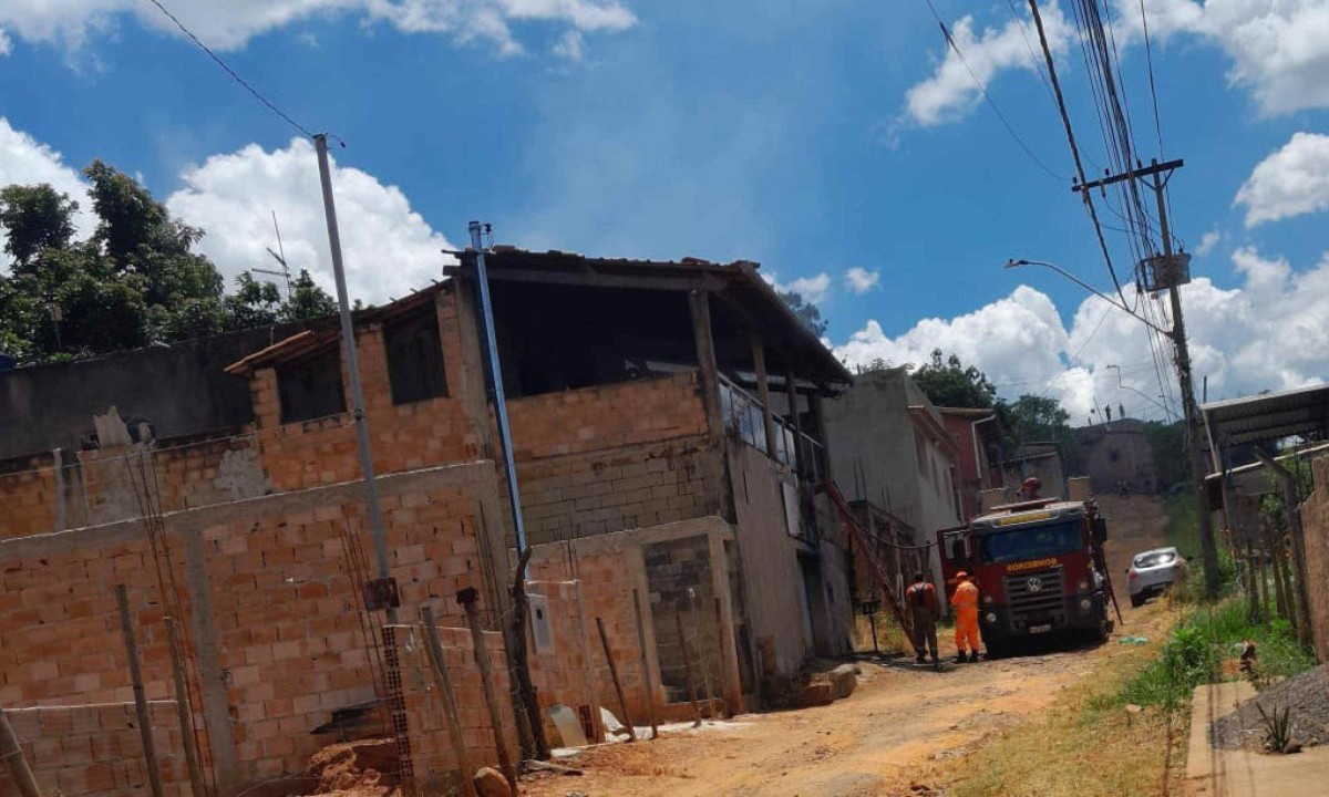 O Corpo de Bombeiros foi acionado para combater as chamas  -  (crédito: ReproduÃ§Ã£o)