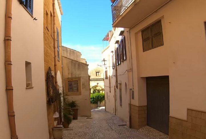 “Turistas e compradores interessados que viajam para a Itália podem aproveitar para conhecer as propriedades disponíveis e explorar a rica cultura e história da nossa cidade”, comentou o prefeito, Giuseppe Cacioppo.