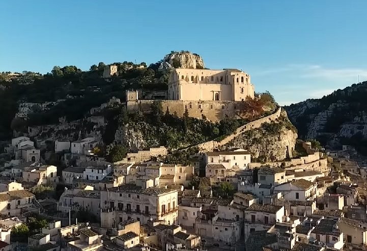A cidade possui 7 locais reconhecidos pela UNESCO, incluindo as cidades barrocas do Val di Noto (foto), a Necrópole Paleocristã de Siracusa e as Ilhas Eólias.