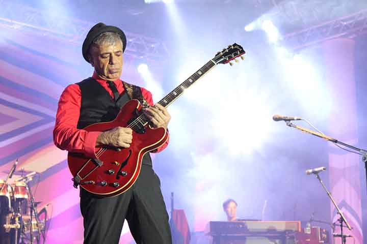 Lançou, em 1985, o álbum 