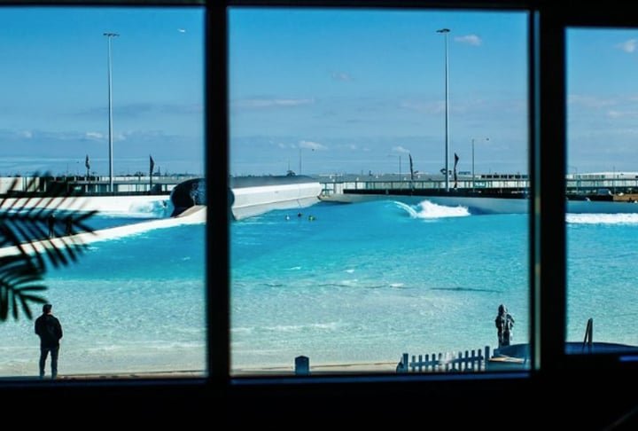 Urbnsurf - Melbourne, na Austrália - Em abril de 2016, a empresa Urbnsurf anunciou que iria construir uma piscina de ondas nos arredores do aeroporto de Melbourne, na Austrália. Segundo a companhia, o custo previsto era de 28 milhões de dólares. 