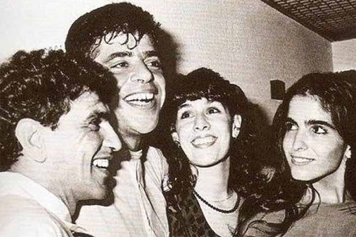 Em 1980, Luiz Maurício lançou o seu primeiro compacto, que passou despercebido por público e crítica. Em seguida, foi contratado pela gravadora Warner (WEA), por intermédio do produtor Liminha, com mais três compactos lançados.