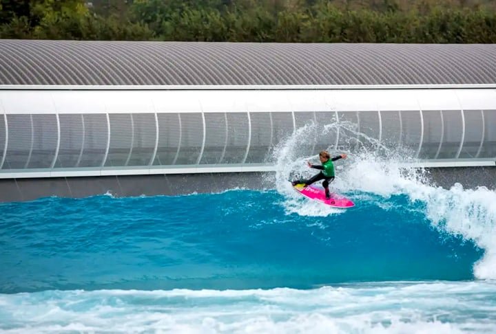 The Wave - Bristol, na Inglaterra - Localizada no Reino Unido, é a segunda praia de ondas artificiais do mundo. Ela foi projetada para ter ondas perfeitas destinadas a surfistas de todos os níveis de habilidade.
