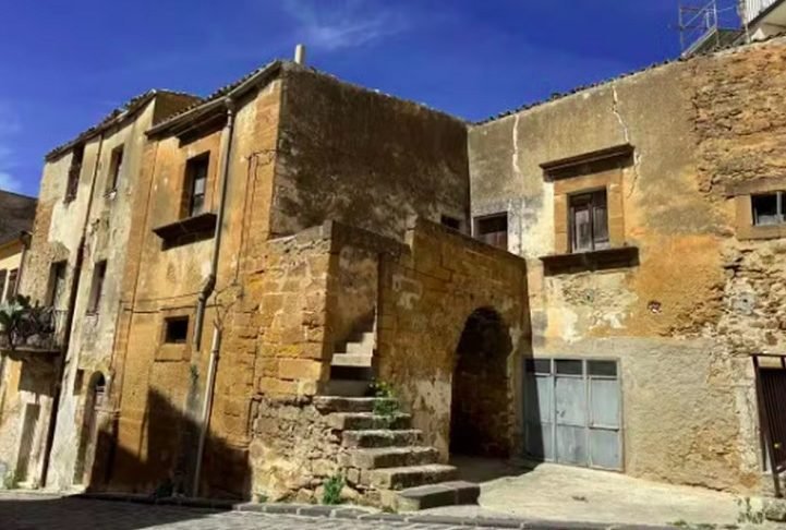 Em 2021, um segundo grupo de casas foi vendido por  2 euros  (cerca de R$ 12), e a demanda novamente foi maior do que a esperada.