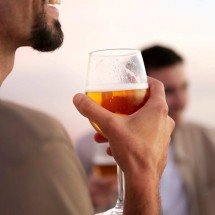 Álcool em excesso pode causar danos no quadril e artrose precoce - FreePik