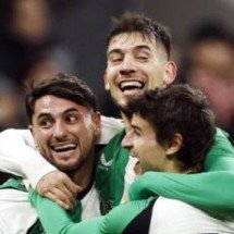 Milan cede empate ao Feyenoord e dá adeus à Liga dos Campeões - No Ataque Internacional