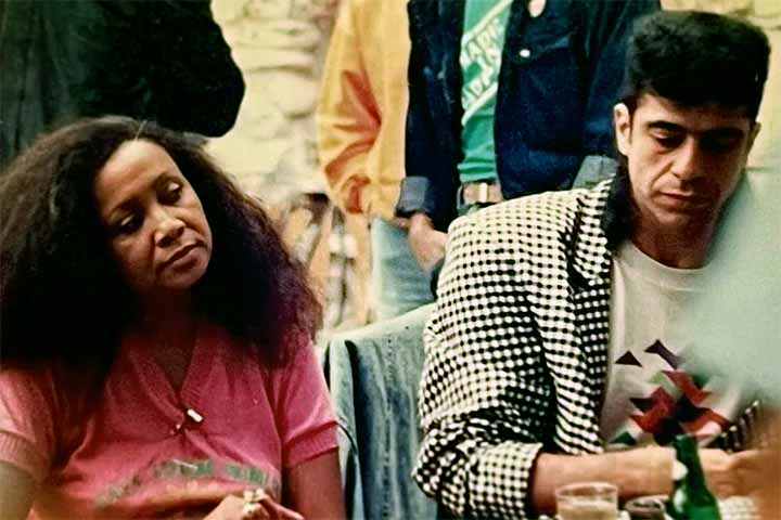 O cantor passou a fazer turnê por diversas regiões do Brasil, mas o disco ainda não foi um estouro: vendeu apenas 12 mil cópias no primeiro ano. Em 1983, lançou o seu segundo álbum, 