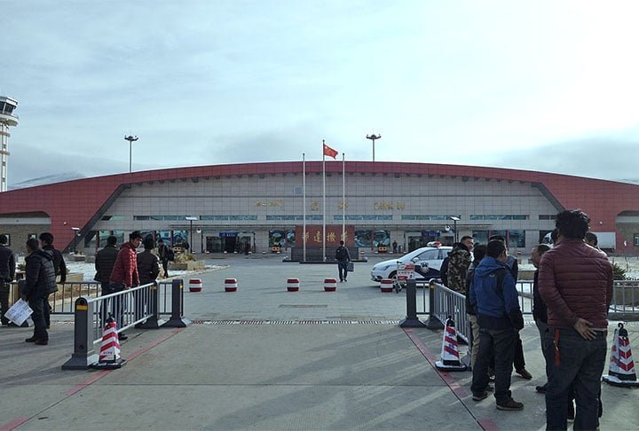 Por sinal, este aeroporto é o segundo mais alto do mundo, a 4.334 metros. Perde apenas para o aeroporto de Daocheng Yading, na China, que está a 4.411 metros de altitude.  