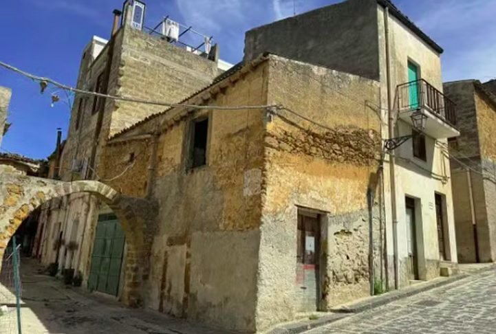 Situadas no antigo bairro sarraceno de Sambuca, as casas estão estruturalmente em bom estado, mas precisam de reformas. São móveis disponíveis, com áreas entre 50 e 80 metros quadrados.