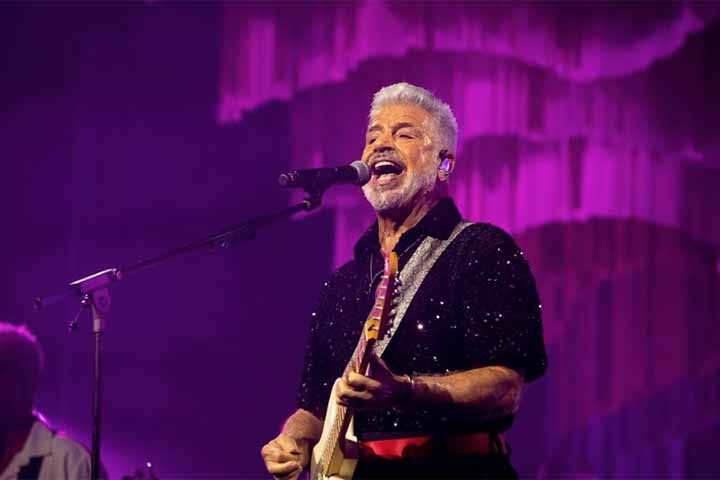 Lula Santos foi casado entre 1978 e 2006 com a jornalista Scarlet Moon, que conheceu em uma festa na casa de Caetano Veloso. Scarlet havia feito uma laqueadura antes de conhecê-lo por já ter três filhos de um casamento anterior, fato este que impediu Lulu de ter filhos com a esposa, criando os enteados. Ela morreu em 2013, quando tinham 28 anos de relacionamento.