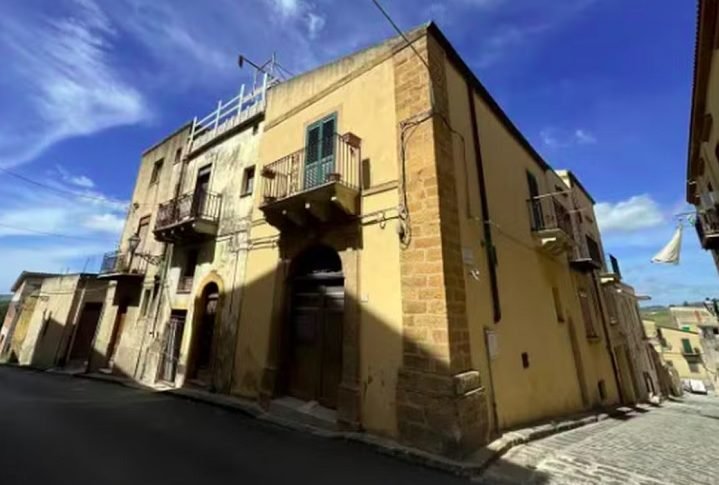 As casas têm visual charmoso, com varandas de ferro forjado, terraços com belas vistas, janelas decorativas e portas de madeira. Algumas têm até têm pátios internos com limoeiros.