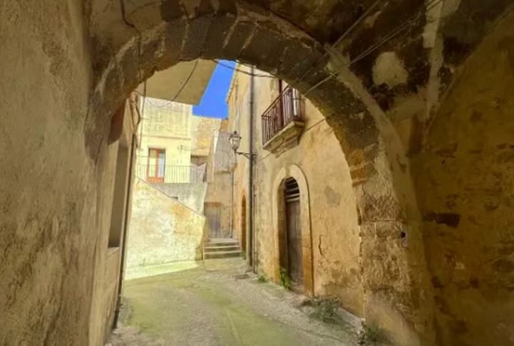 Essa ação é parte de um esforço contínuo para revitalizar a cidade -- que está em declínio -- e atrair novos moradores.