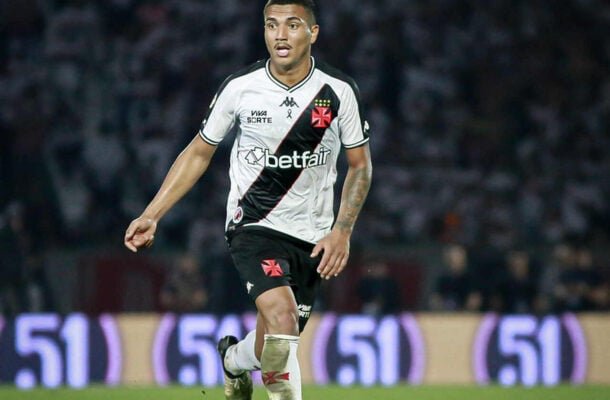 MATEUS CARVALHO - Recuperou bolas, mas demora muito a se livrar dela, atrapalhando alguns ataques. Em um de seus passes verticais buscando PH, errou feio, dando no pé do adversário. NOTA 5,5. Foto: Matheus Lima/Vasco