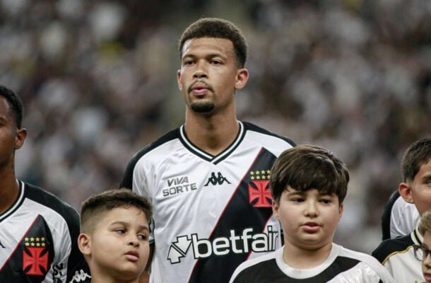 JOÃO VICTOR - Fez boa saída de bola, apesar de algumas pedradas para Paulo Henrique pelo setor direito. NOTA 7,0. Foto: Matheus Lima / Vasco
