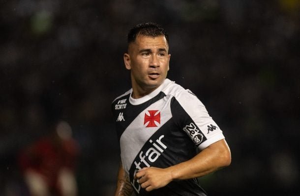 JEAN DAVID - Entrou pelo lado esquerdo e até que não comprometeu, diferente do que vinha acontecendo. Participou do terceiro gol. NOTA 7,0. Foto: Dikran Sahagian/Vasco