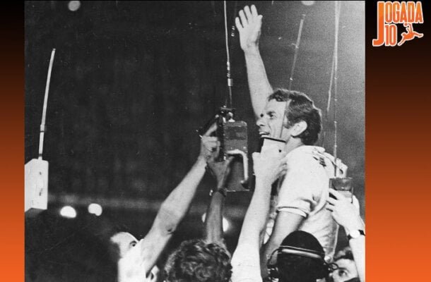 Atlético (1972) - Campeão brasileiro em 1971, o Galo fez sua estreia no ano seguinte e foi lanterna de seu grupo, não passando da primeira fase. Depois, o time se qualificou para outras Libertadores e ganhou uma vez: 1978, 1981, 2000, 2013 (campeão), 2014, 2015, 2016, 2017, 2019, 2021, 2022, 2023, 2024 e a atual edição de 2025 - Wikimedia Commons