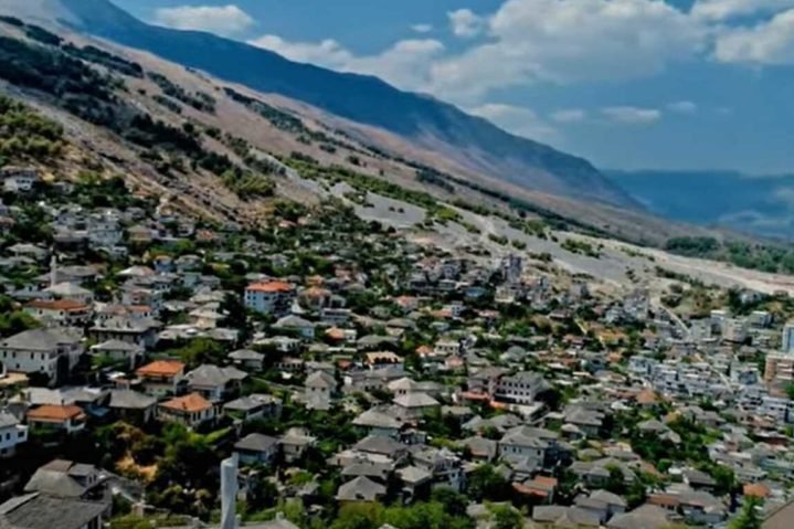 Na Segunda Guerra Mundial, a AlbÃ¢nia, ocupada pela ItÃ¡lia, foi usada como base para a invasÃ£o da GrÃ©cia em 1940, resultando na Guerra Greco-Italiana.