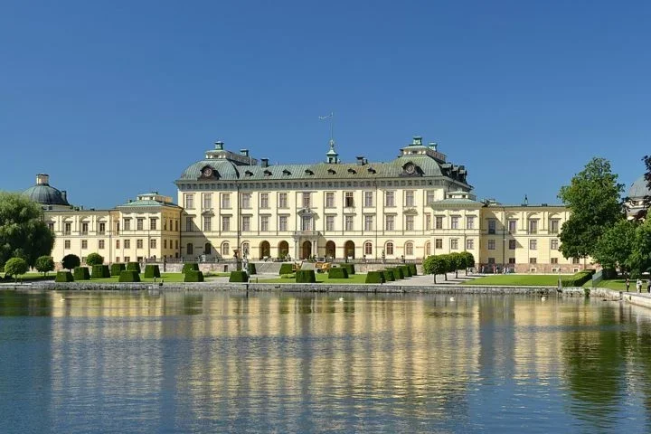 Palácio de Drottningholm (Ilha de Lovön, Suécia): Construído no século 17, esse palácio foi ampliado e redesenhado no século 18. Seus jardins e algumas partes da arquitetura refletem a influência francesa e o desejo de criar um ambiente semelhante a Versalhes.