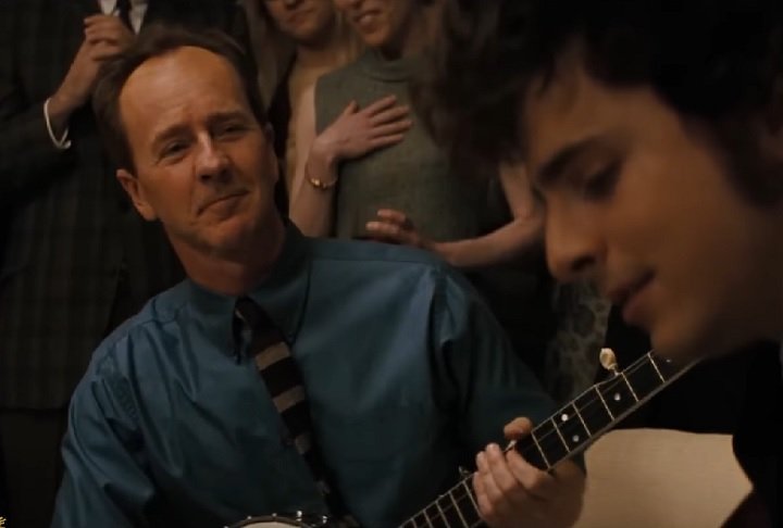 No filme — uma cinebiografia do cantor Bob Dylan —, Norton, de 55 anos, interpreta o músico Pete Seeger.