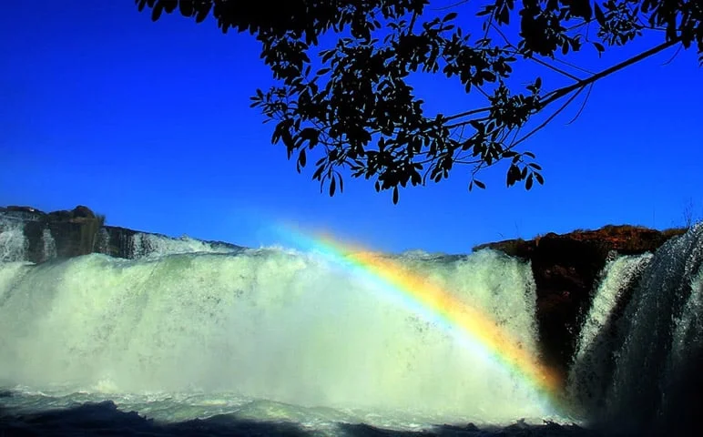 A Cachoeira da Formiga é uma parada obrigatória no Jalapão pela exuberância do seu tom azul-esverdeado cristalino. Localizada a 36 km de Mateiros, a sua queda d’água é inferior a dois metros de altura. O seu poço tem uma grande profundidade, mas possui um ponto mais raso para os turistas. -- Fernando Alves/Governo do Tocantins