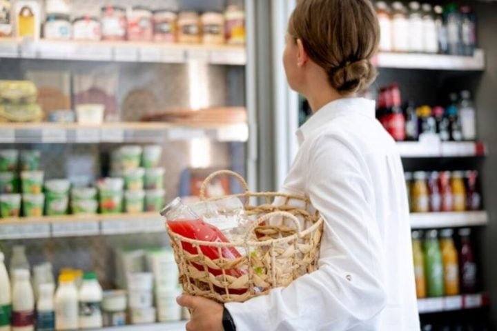 Nas gôndolas dos supermercados, há opções variadas. Não apenas o requeijão cremoso, mas tambem queijo processado sabor requeijão e mistura de requeijão com amido, que torna  o preço mais baixo, mas perde em qualidade. 