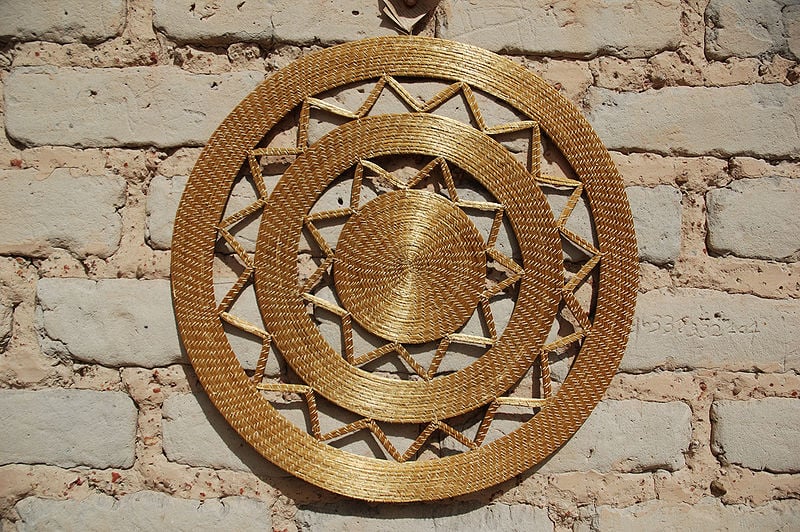Inclusive, os moradores têm como principal fonte de renda a produção de artesanato de capim dourado e seda de buriti. Essa atividade se tornou alvo de estudos para assegurar sua utilização de maneira sustentável, respeitando a natureza, mas sem perder o potencial econômico 
