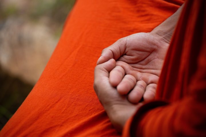 Naquele período, monges habitavam o topo do rochedo. Pesquisadores revelaram que as condições de vida no local eram extremamente simples e desafiadoras, refletindo a dedicação dos religiosos.-vined mind por Pixabay