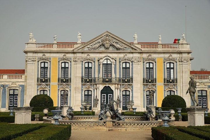 Palácio de Queluz (Lisboa, Portugal): Construído no século 18 para a família real portuguesa, esse palácio é frequentemente chamado de 