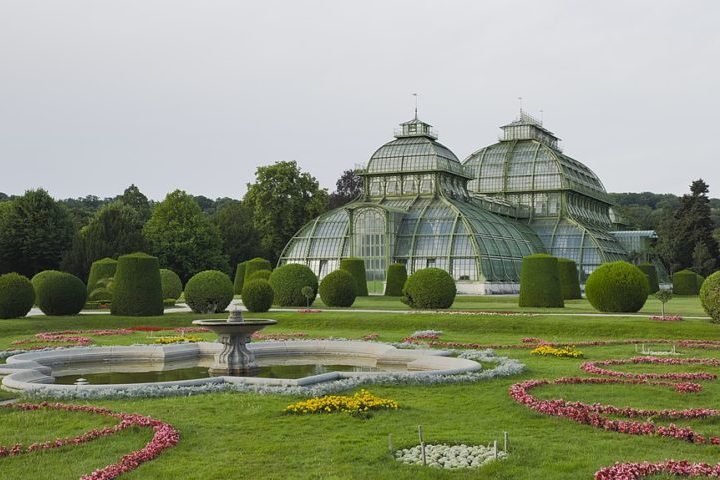 O palácio conta com uma fachada imponente, jardins elaborados e interiores luxuosos, muitos dos quais emulam a grandiosidade de Versalhes.