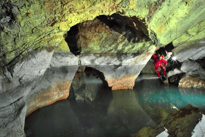 Após coletarem os dados, a equipe calculou que o lago contém 8.335 metros cúbicos de água, o que equivale a cerca de 3,5 piscinas olímpicas!