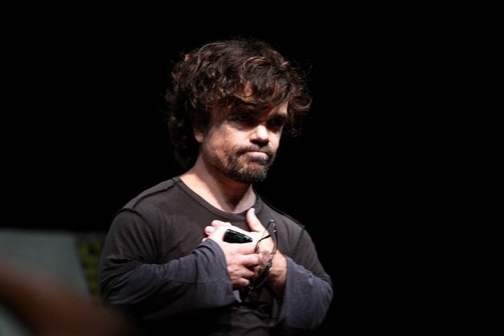 O ator, que mede 1,32 m, nasceu com acondroplasia, a forma mais comum de nanismo que existe.