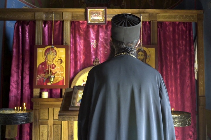 De acordo com a CNN, que entrevistou os religiosos, a subida diária para orar no alto é vista como uma forma de se aproximar de Deus.-reprodução/youtube 
Great Big Story