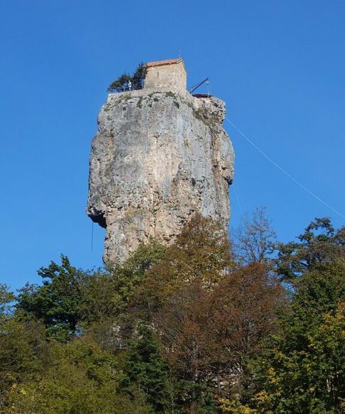 Ela foi construída sobre uma rocha, a 40 metros de distância do solo.-wikimedia commons Arkaitz1974