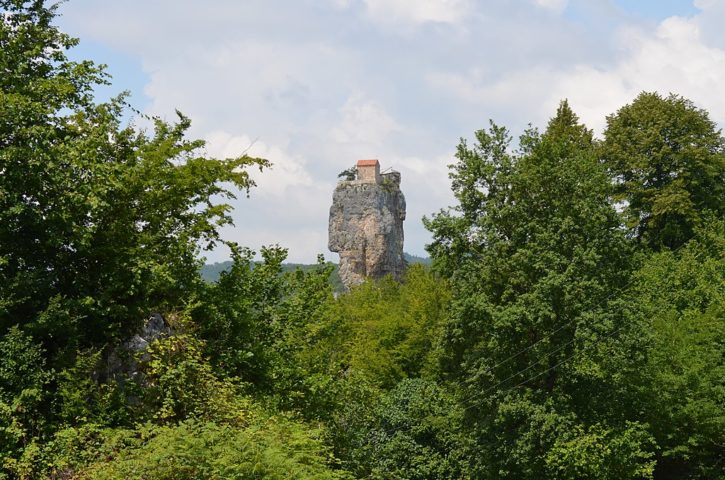 Até meados de 2015, o padre georgiano Maxime Qavtaradze residiu no local e supervisionou a construção de uma nova estrutura no topo do pilar.-wikimedia commons Jaba1977
