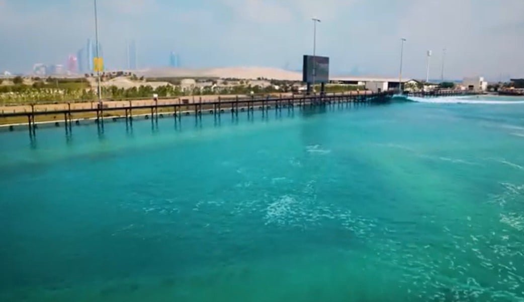 Essa tecnologia, que pertence à empresa de Kelly Slater, 11 vezes campeão do mundo de surfe, utiliza um hidrofólio para produzir as ondas. A estrutura de 100 toneladas fica parcialmente submersa na água e é puxada por um motor com velocidade de cerca de 30 kh/h. 
