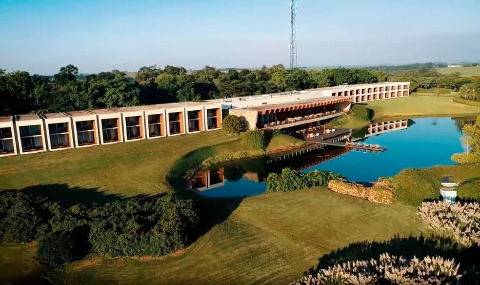 A piscina tem uma área de surf de 220 metros de comprimento, o que permite ondas de até 22 segundos e conta com a tecnologia PerfectSwell da American Wave Machines.