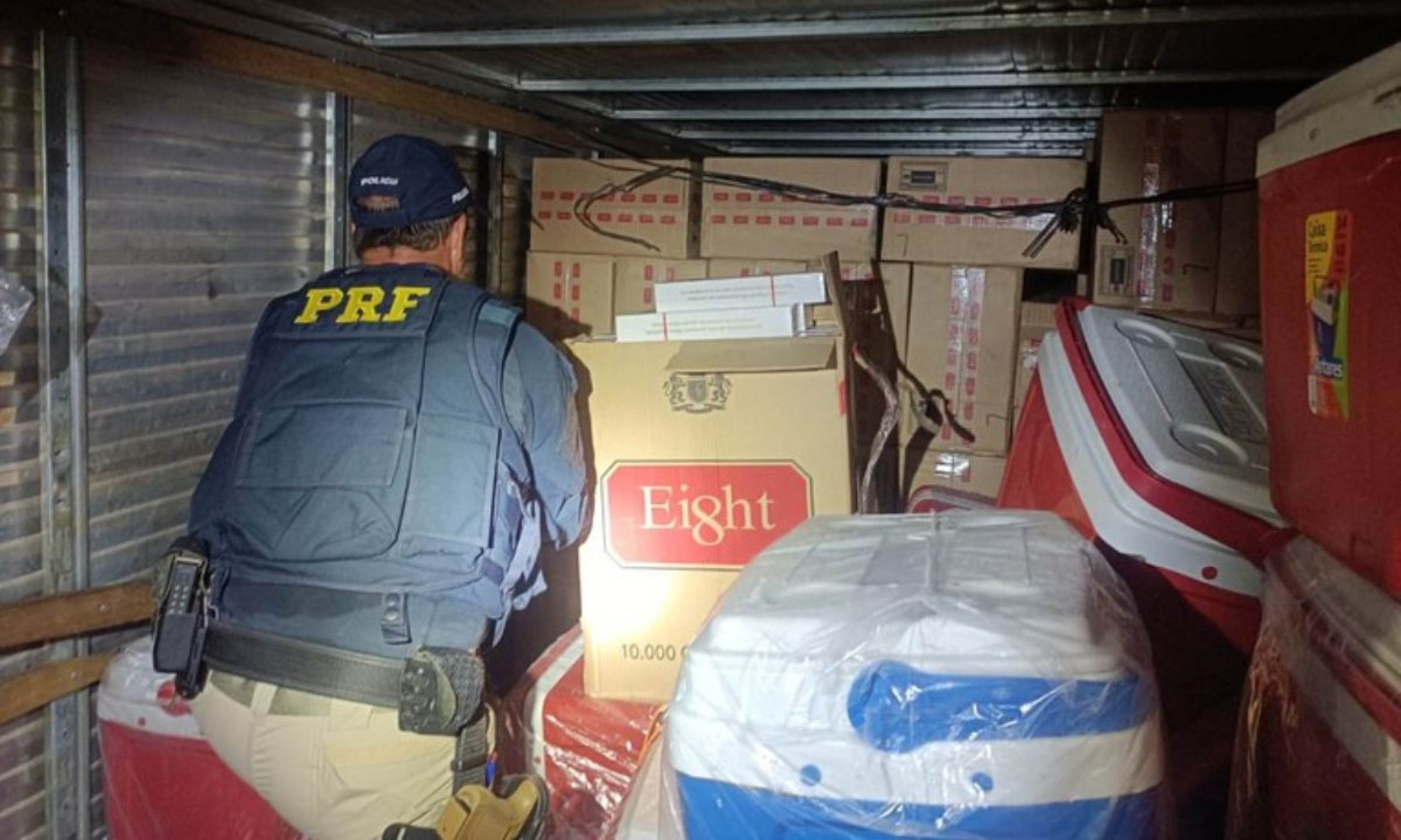 MG: caminhoneiro é preso com 125 mil maços de cigarro contrabandeados