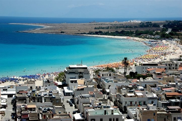 Além disso, a costa siciliana é banhada por mares cristalinos e possui diversas praias de areia fina, ideais para relaxar e aproveitar o sol. Destacam-se San Vito Lo Capo (foto), Scala dei Turchi e Fontane Bianche.