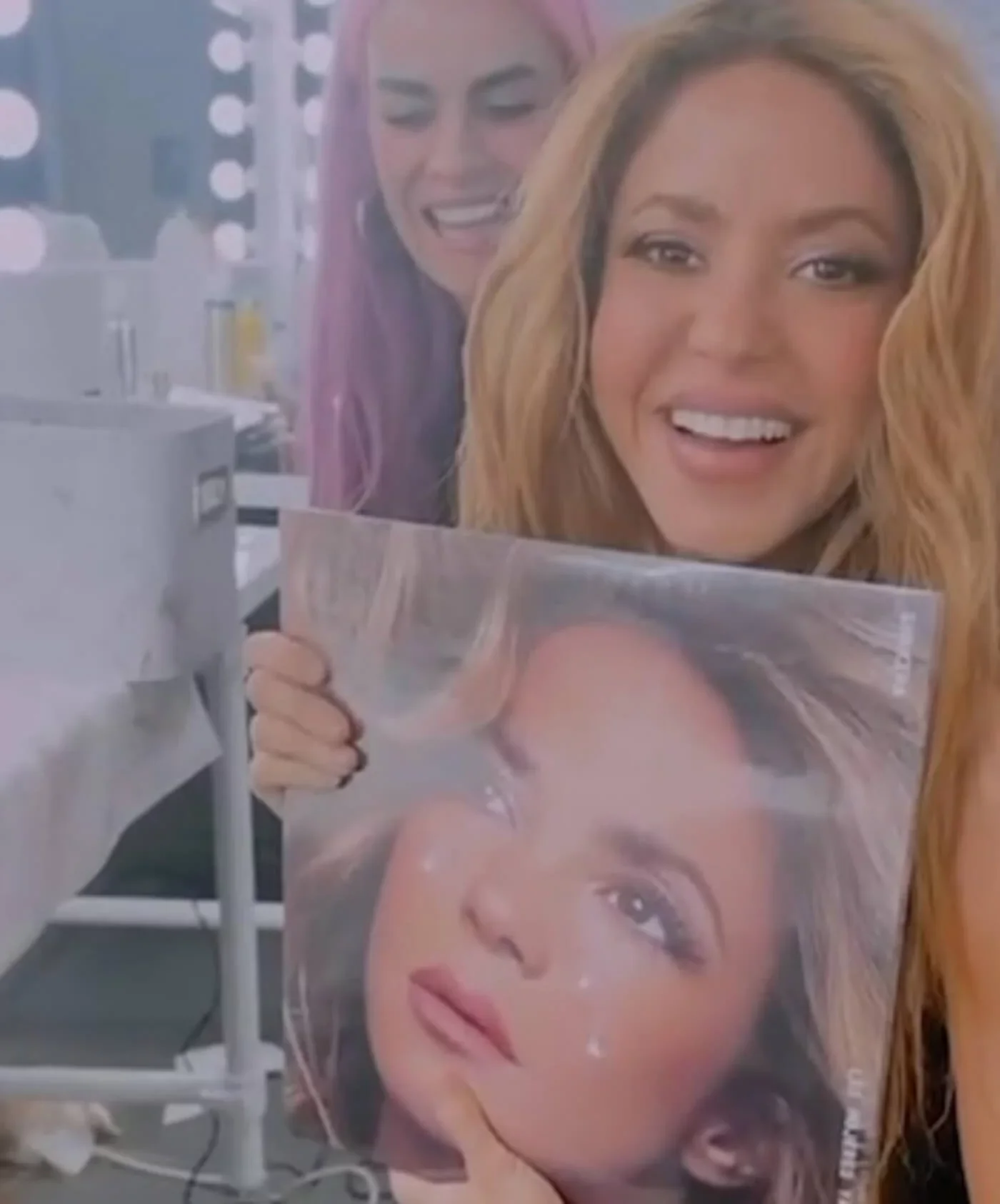 A turnê “Las Mujeres ya no lloran” teve início na segunda semana de fevereiro no Brasil, com shows no estádio do Engenhão, no Rio de Janeiro, e no MorumBIS, em São Paulo. Esta foi a primeira da colombiana no Brasil desde 2018. 
