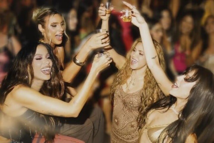 Shakira afirmou que o público brasileiro tem uma conexão muito forte com sua música desde seus primeiros anos de carreira e que, por isso, o Brasil foi a escolha natural para o início dessa nova fase. Após o show no Rio, ela se derreteu em postagem nas redes sociais: 