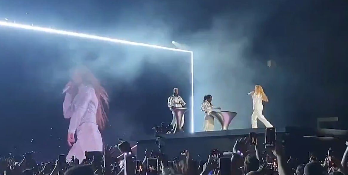 Após o badalado show de divulgação do seu último álbum, Shakira enfileirou hits durante duas horas e meia nos shows em solo brasileiro, incluindo “Estoy Aqui”, de 1995, seu primeiro sucesso no Brasil. A performance deixou os fãs elétricos.  
