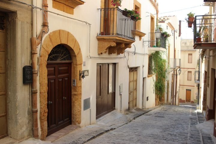 Dessa vez, a charmosa Sambuca di Sicilia, situada no centro da Sicília, na Itália,  passou aoferecer casas por apenas 3 euros (cerca de R$ 18). E conseguiu atrair vários interessados, embora haja uma série de regras para o negócio.