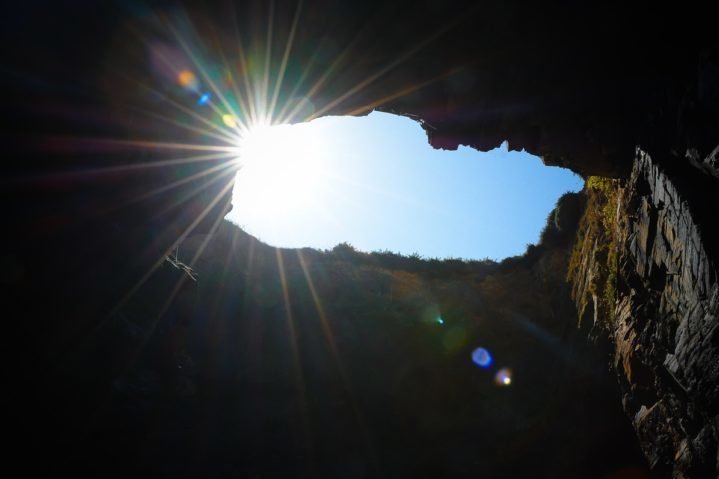 Ao investigar, encontraram um abismo com mais de cem metros de profundidade, que levava a um sistema de cavernas com águas termais.