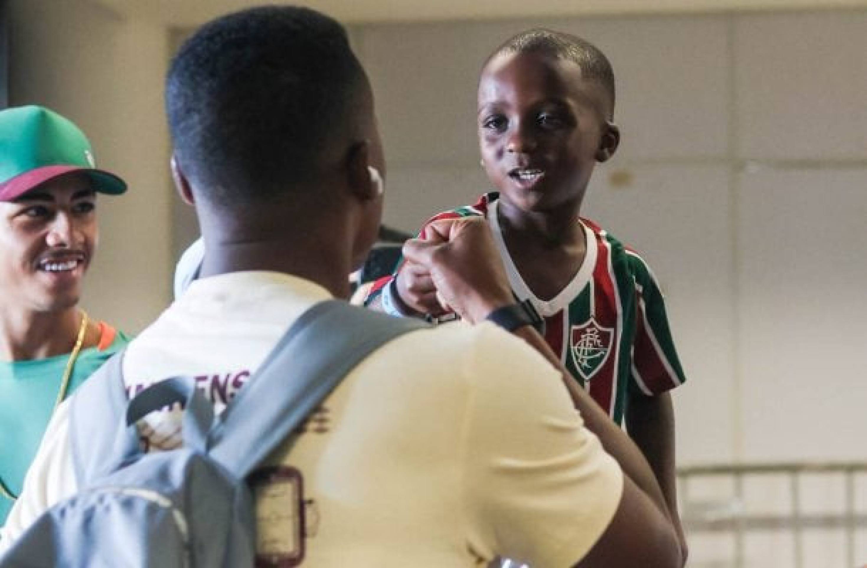 ??caro, o Mini Arias, entra em campo com o ídolo no jogo do Fluminense