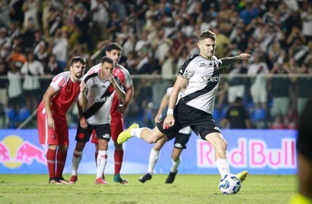 VEGETTI - Lutador, perdia alguns gols, mas estava sempre atento aos lances. Sofreu o pênalti em que o próprio cobrou com perfeição para abrir o caminho da goleada. NOTA 8,5. Foto: Matheus Lima / CRVG