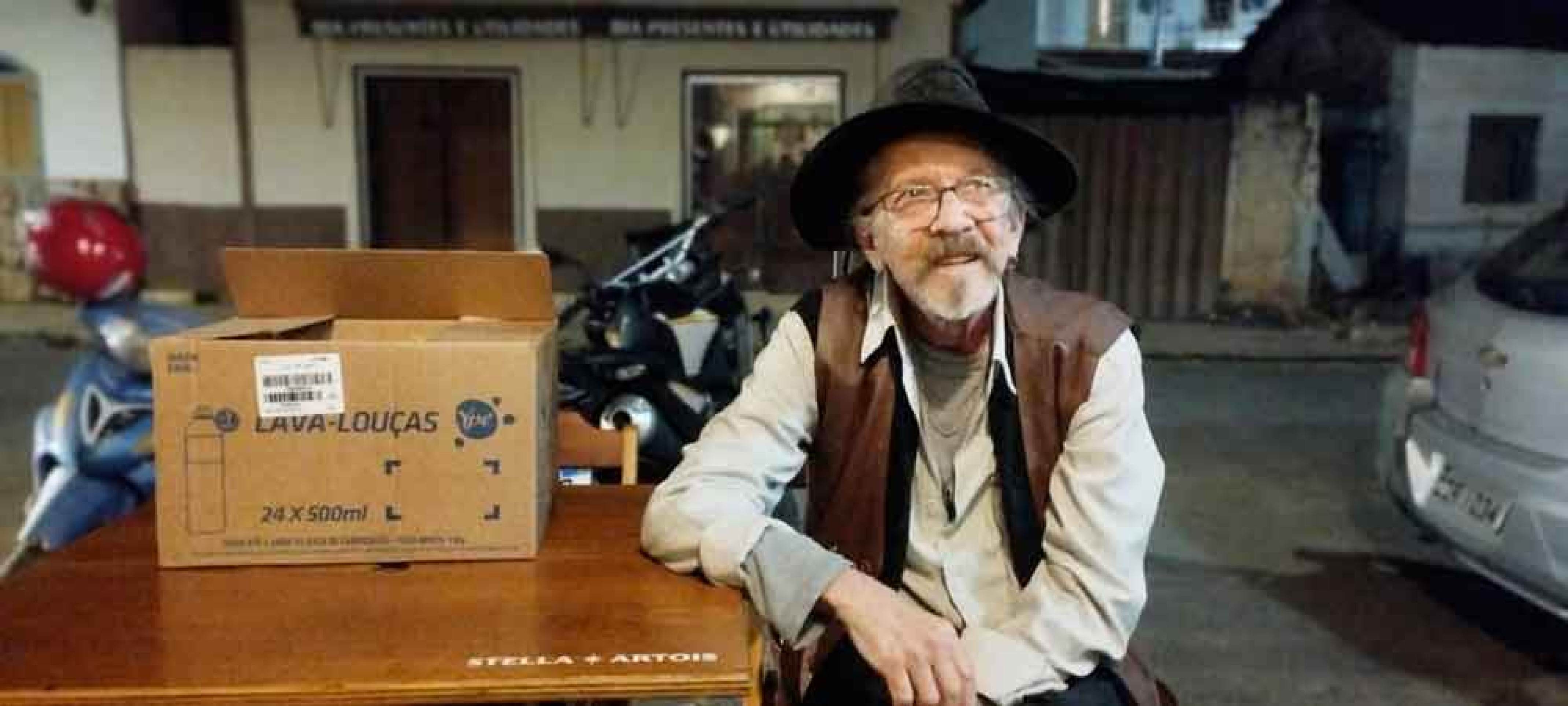 O artista plástico Rogério WS nasceu no Rio Grande do Sul e foi criado no Rio de Janeiro, mas há 25 anos mora em Tiradentes, cidade que o inspirou a criar o jornal 