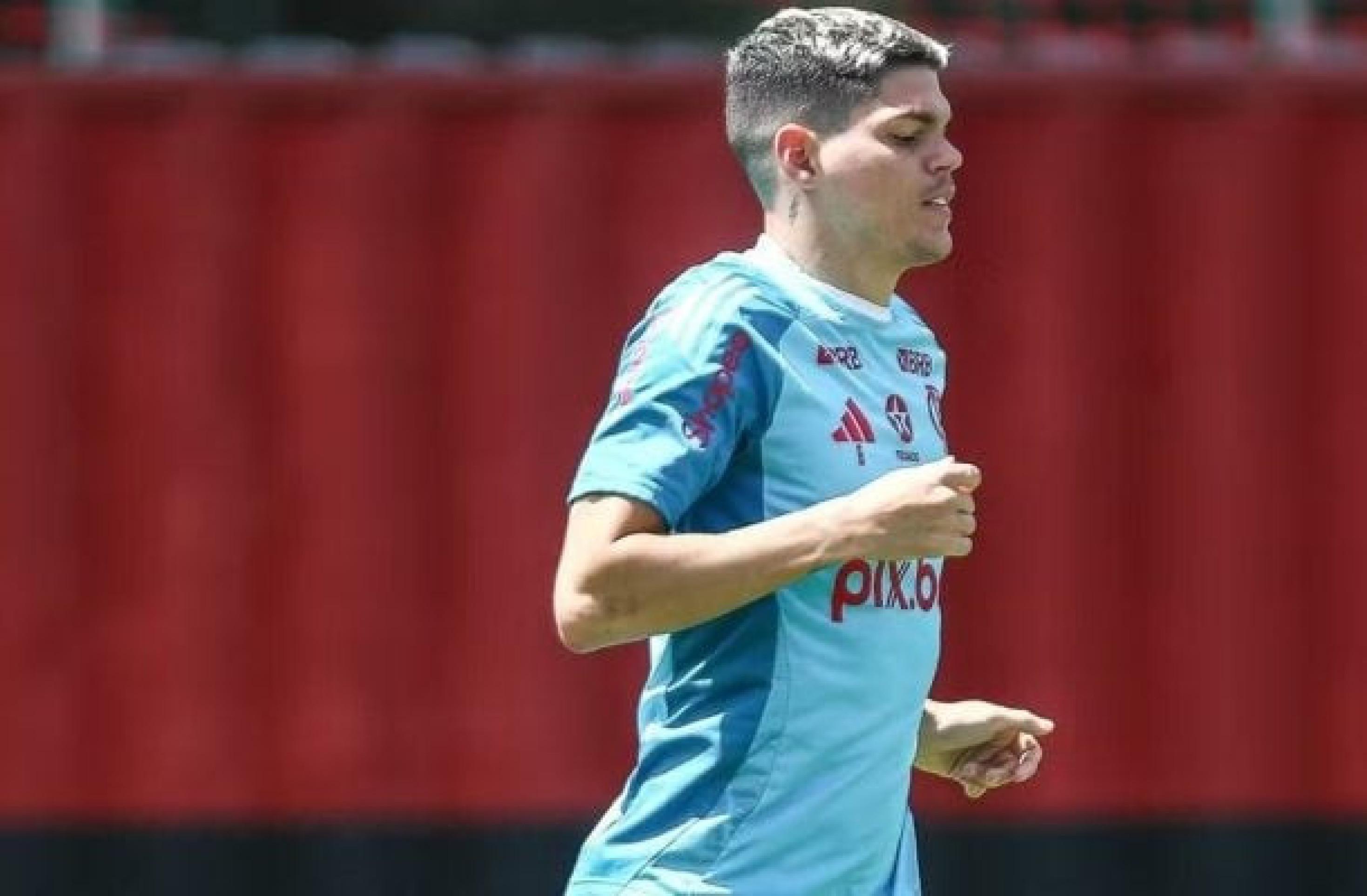 Ayrton Lucas treina com grupo e pode voltar em próximo jogo do Flamengo