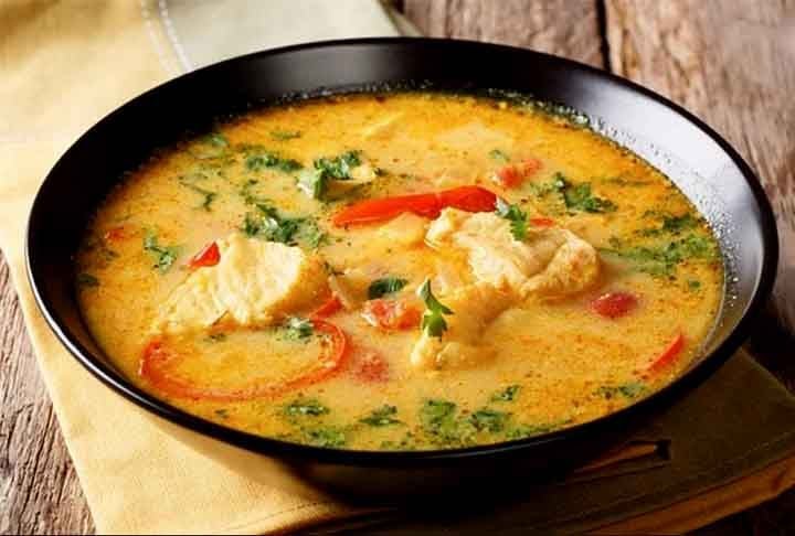 Moqueca de peixe amazônica: Um prato feito com peixes regionais como tambaqui ou filhote cozidos no leite de coco, com temperos frescos. Combina ervas e pimentas locais, tornando-se único em relação às moquecas de outras regiões. Servida com pirão e arroz. Calorias: cerca de 150 kcal.
