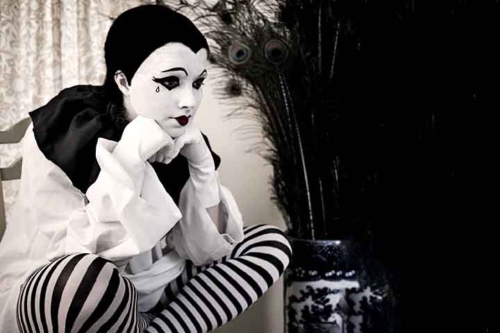 O contÃ­nuo sofrimento do Pierrot pelo amor nÃ£o correspondido da Colombina o fazia ser alvo de piadas. Por isso, o personagem costuma aparecer representado com uma lÃ¡grima abaixo dos olhos.
